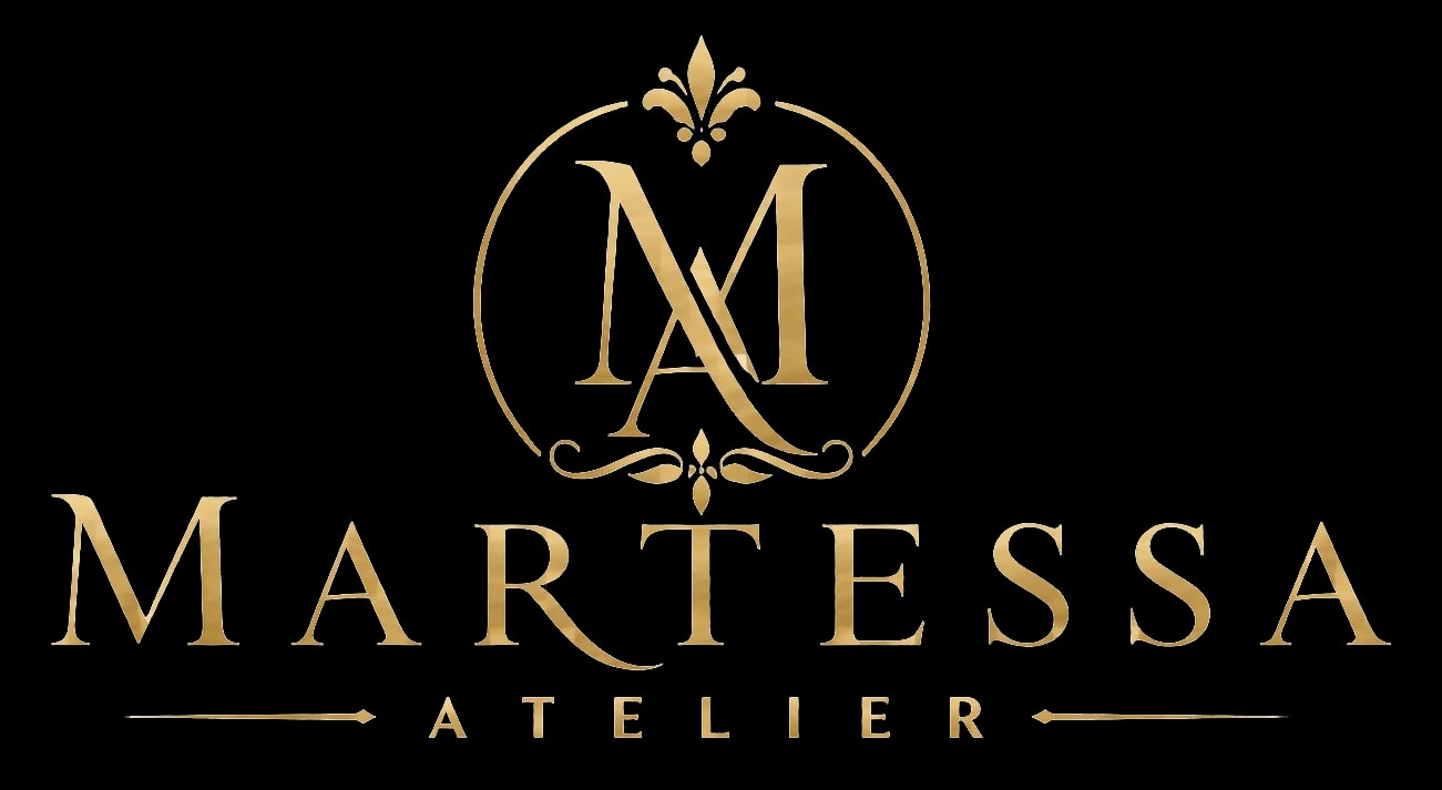 Logotyp MARTESSA Atelier — złoty monogram MA w okręgu
