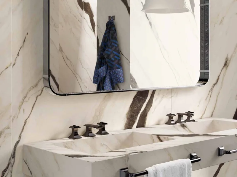 A double washbasin top in marble-effect porcelain, with rectangular Greek mirrors 70 × 140 in a black frame above